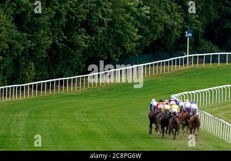 Les coureurs et les cavaliers se disputent dans le handicap Betfred « Fred's Push » à l'hippodrome d'Ascot. Banque D'Images