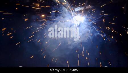 Soudeur travaillant avec électrode à soudure à l'arc semi-automatique pour la fabrication de l'usine de production Banque D'Images