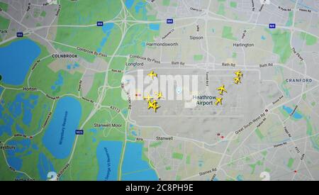 Trafic aérien au-dessus de l'aéroport de Londres-Heathrow (26 juillet 2020, UTC 13.10) sur Internet avec le site Flightracar 24, pendant la pandémie du coronavirus Banque D'Images