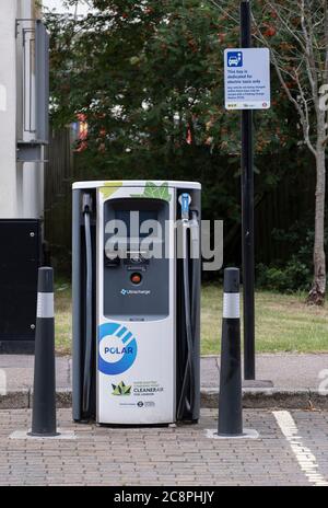 Point de recharge électrique polaire pour les taxis près de la station de Watford Metropolitan Line. Banque D'Images