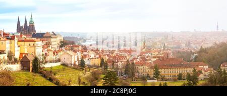 Vue panoramique depuis le monastère Strahov de la vieille ville et les ponts sur la Vltava, du château de Prague à la tour de télévision Banque D'Images