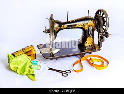 Ancienne machine à coudre historique, des sabres et de l'équipement Banque D'Images