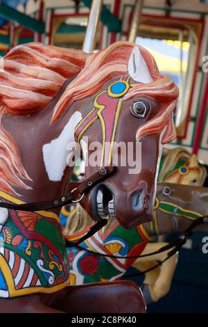 Détails du carrousel à cheval dans le parc de loisirs Banque D'Images