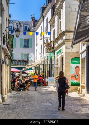 Restaurant extérieur tables avec dîneurs sur la Grande rue, Loches, Indre-et-Loire, France. Banque D'Images