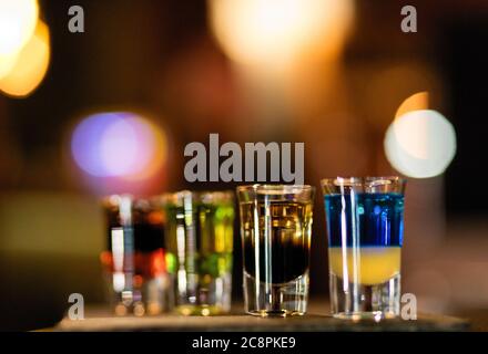 Cocktails de vodka alcoolisés colorés sur fond de bokeh Banque D'Images