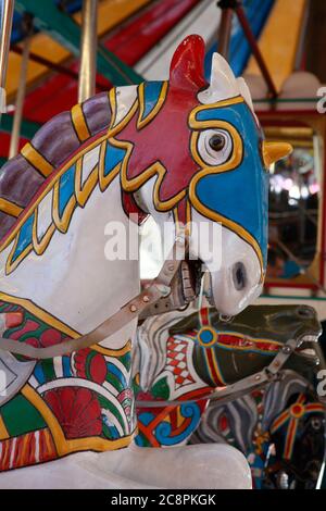 Détails du carrousel à cheval dans le parc de loisirs Banque D'Images