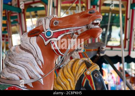 Détails du carrousel à cheval dans le parc de loisirs Banque D'Images