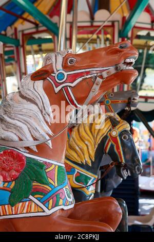 Détails du carrousel à cheval dans le parc de loisirs Banque D'Images