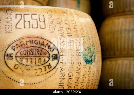 BRA, ITALIE - 18 SEPTEMBRE 2017 : plusieurs Parmiggiano Reggiano (fromage typiquement italien) roues empilées toghether dans Bra (Piémont, Italie) le 18 septembre, Banque D'Images