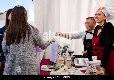 ALBA, ITALIE - le 22 AVRIL 2017 - les femmes achètent la pâtisserie traditionnelle du piémont à Vinum, exposition de vin et de nourriture d'Alba, (Italie) le 22 avril 2017 Banque D'Images