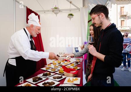 ALBA, ITALIE - 22 AVRIL 2017 - les touristes achetant la pâtisserie traditionnelle du piémont à Vinum, le vin e spectacle alimentaire d'Alba, (Italie) le 22 avril 2017 Banque D'Images