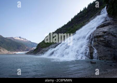 Chutes de Nuggets et glacier mendenhall l'été à Juneau, Alaska, États-Unis Banque D'Images