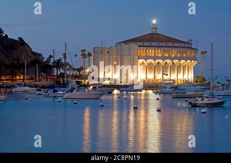 Le Casino d'Avalon sur Catalina Island s'est illuminé la nuit, Los Angeles, CA., USA Banque D'Images