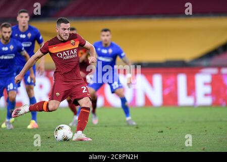 Rome, Italie. 26 juillet 2020. Jordan Veretout of AS Roma marque le deuxième but de la zone de pénalité lors du match entre Roma et Fiorentina au Stadio Olimpico, Rome, Italie, le 26 juillet 2020. Photo de Giuseppe Maffia. Crédit : UK Sports pics Ltd/Alay Live News Banque D'Images