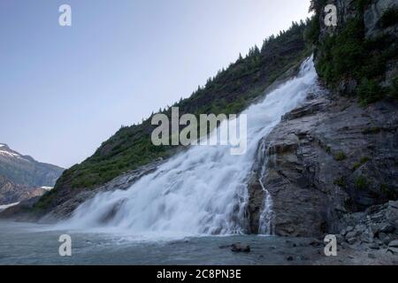 Chutes de Nuggets et glacier mendenhall l'été à Juneau, Alaska, États-Unis Banque D'Images