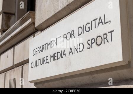 La plaque signalétique à l'entrée des bureaux gouvernementaux du ministère du numérique, de la Culture, des médias et du Sport. Banque D'Images