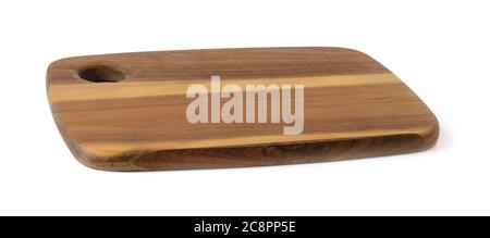 Planche à découper ou à servir à vide de bois d'acacia isolée sur fond blanc. Nouvelle planche à découper rectangulaire. Ustensiles de cuisine en matériaux naturels. Banque D'Images