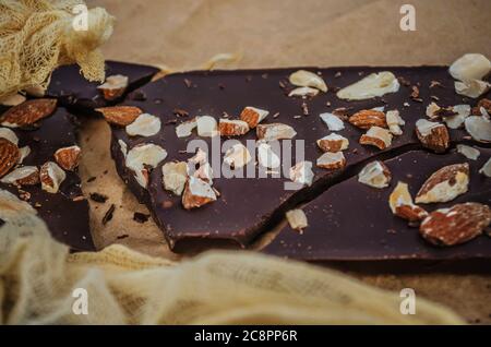 Gros plan de chocolat aux amandes. Chocolat avec vue sur le dessus Banque D'Images