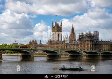 Pont de Westminster avec un bus à impériale et la chambre du Parlement lors d'une belle journée avec des nuages bleus. Banque D'Images