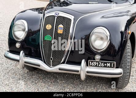 Varese, Italie - 2 mars 2019: L'avant de la voiture italienne d'époque noire Lancia Aurelia, modèle B10, fabriqué en Italie en 1951. Banque D'Images