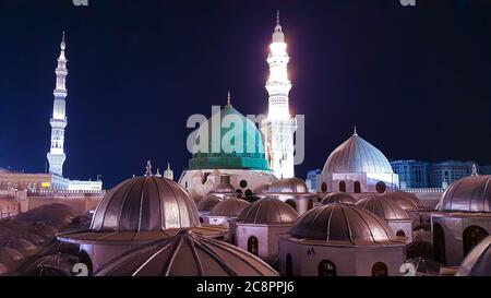 Medina / Arabie Saoudite - 8 juin 2015 : Mosquée du prophète Mohammed , Al Masjid an Nabawi la nuit - Umra et Hajj - les terres saintes des musulmans . Une catastrophe écologique Banque D'Images