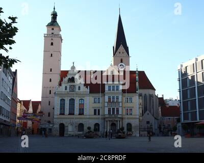 Ingolstadt, Bayern/ Allemagne - juillet 03 2019: Rathausplatz à Ingolstadt, les bâtiments sont anciens et nouveaux, mairie, Pfeifturm, tour de l'église appelée Mori Banque D'Images