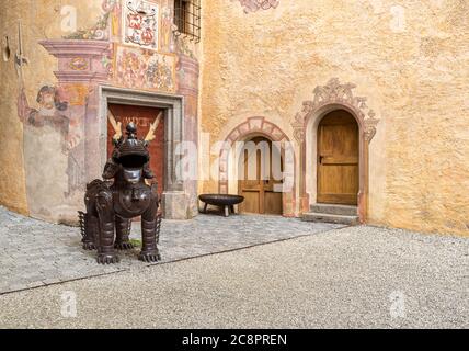 Bruneck - Brunico, Tyrol du Sud, Italie - 12 octobre 2019 : sculptures du château de Brunico, situé sur la colline au-dessus de la vieille ville, à Val Pusteria, Italie Banque D'Images