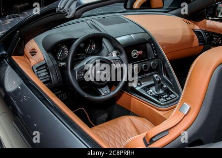 NEW YORK, NY - 23 MARS 2016 : exposition de la Jaguar F Type SVR au salon international de l'auto de New York 2016 pendant le jour de la presse Banque D'Images