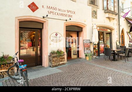 Bruneck - Brunico, Tyrol du Sud, Italie - 11 octobre 2019: Speckmuseum, une boutique traditionnelle située dans la rue principale du centre historique de Bruneck, IT Banque D'Images