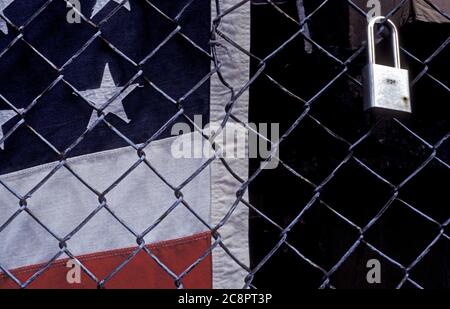 Drapeau américain derrière la clôture avec cadenas. Banque D'Images