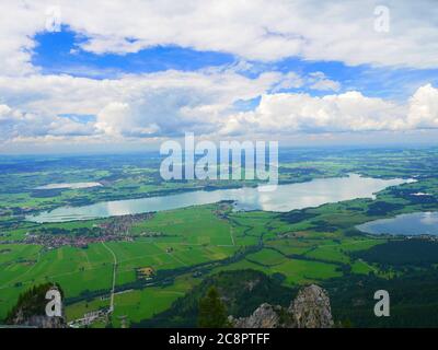 Füssen, Allemagne: Vue sur le lac Forggen, le lac Bannwald et le lac Hopfen Banque D'Images