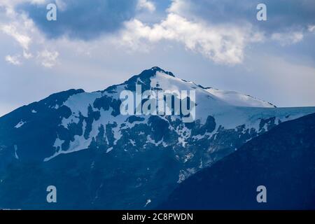 Un sommet de montagne enneigé le long du col du Yukon à Skagway, Alaska, États-Unis Banque D'Images