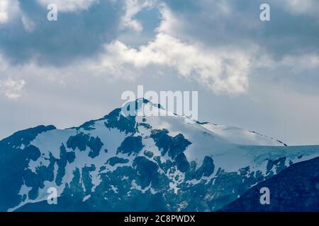 Un sommet de montagne enneigé le long du col du Yukon à Skagway, Alaska, États-Unis Banque D'Images