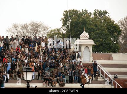 Les Pakistanais observent la cérémonie de clôture de la frontière Attari-Wagah le lendemain de l'attaque terroriste Jaish-e-Mohammed au Cachemire. Banque D'Images