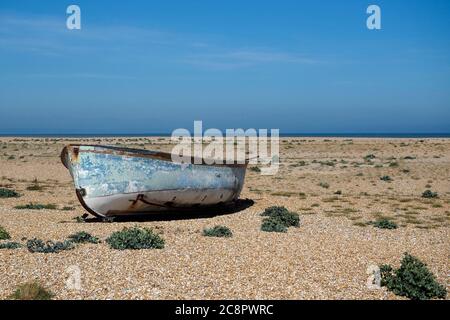 Un seul bateau de pêche sur la plage de Dungeness Banque D'Images