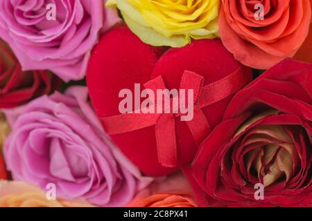 Beauté roses fleurs et anneau dans une boîte en forme de coeur. Banque D'Images