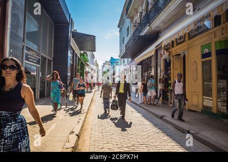 La Havane / Cuba - 04.15.2015: Les Cubains et les touristes marchant sur la célèbre rue principale de la Havane: Calle Obispo Banque D'Images