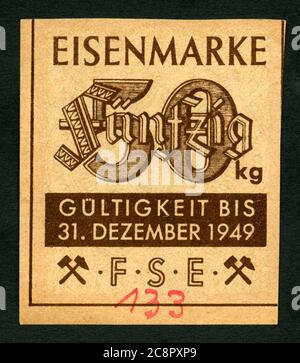 Europa, Allemagne, 2. Weltkrieg, Nachkriegszeit, Bezugskarte für 50 kg Eisen , sogenannte Eisenmarke, Gültigkeit bis 31. Dezember 1949 , Größe 5 cm x 5,5 cm , Rechte werden nicht vertreten . / Europe, Allemagne, Seconde Guerre mondiale, période d'après-guerre, carte de ration pour cinquante kilogramme de fer, ainsi appelé carte de fer, être valide jusqu'en 31. Décembre 1949 , taille 5 cm x 5,5 cm , il n'y a pas de droits . Banque D'Images