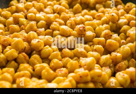 Cuisson des pois chiches avec des épices dans une casserole, gros plan Banque D'Images