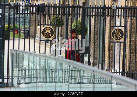 Yeoman Warders (Beefeaters) qui garde la Tour de Londres, Angleterre, Royaume-Uni Banque D'Images