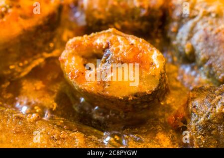 Morceaux de poisson navaga en pâte, frits dans l'huile dans une casserole. Banque D'Images