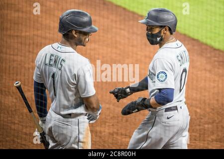 Houston, Texas, États-Unis. 26 juillet 2020. Mallex Smith (0), à droite, est félicité par le coéquipier Kyle Lewis (1) après avoir marquant une course lors du match de baseball de la Ligue majeure entre les Seattle Mariners et les Houston Astros at minute Maid Park à Houston, Texas. Prentice C. James/CSM/Alamy Live News Banque D'Images