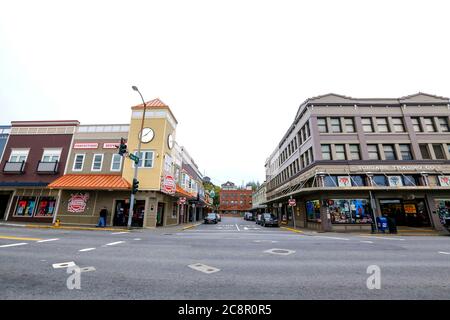 Ketchikan, Alaska - 23 juillet 2018 - Dock St et Front St où est placé un magasin de souvenirs, centre-ville de Ketchikan. Banque D'Images