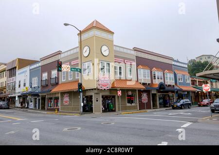 Ketchikan, Alaska - 23 juillet 2018 - Dock St et Front St où est placé un magasin de souvenirs, centre-ville de Ketchikan. Banque D'Images