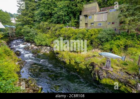 Ketchikan, Alaska - 23 juillet 2018 - poissons, saumon, statue montrant le saumon en amont dans les eaux de rivière en colère de Ketchikan Alaska Banque D'Images