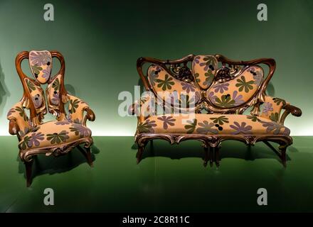 ALEIX Clapes (Vilasar de Dalt 1846-Barcelona 1920), mobilier moderniste (1898-1902), fauteuil, vitrine en verre, bois sculpté et doré, et textiles. Banque D'Images