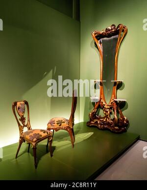 ALEIX Clapes (Vilasar de Dalt 1846-Barcelona 1920), mobilier moderniste (1898-1902), fauteuil, vitrine en verre, bois sculpté et doré, et textiles. Banque D'Images