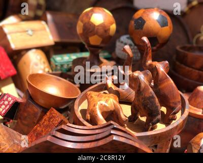 Vente de souvenirs en bois dans les rues de la vieille ville , Banque D'Images