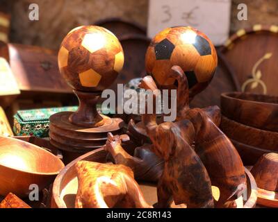 Vente de souvenirs en bois dans les rues de la vieille ville , Banque D'Images