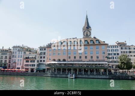 Zurich, Suisse - 1er août 2019 : vue sur le quai Stadthausquai au-dessus du Limmat Banque D'Images